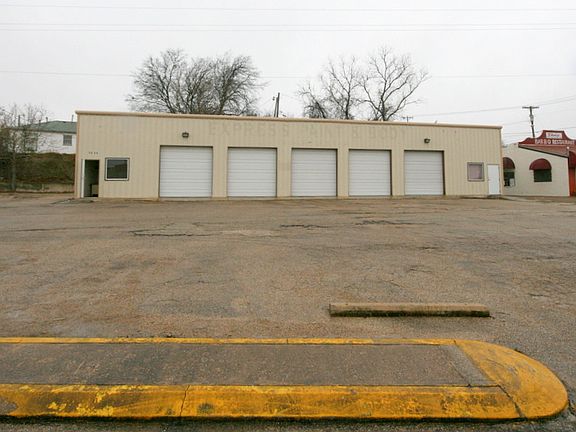 2nd image of 2608 E Veterans Memorial Blvd