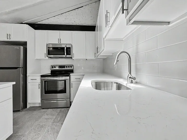 130 E Chestnut St — Photo 3