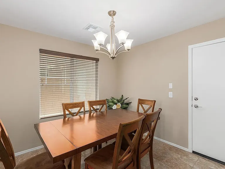 2562 E Vermont Dr — Photo 5