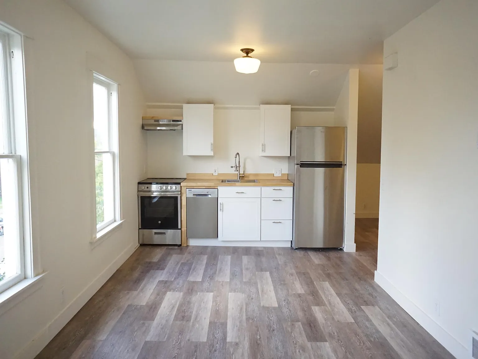 Studio, 400 sqft, $1,200 — Photo 2