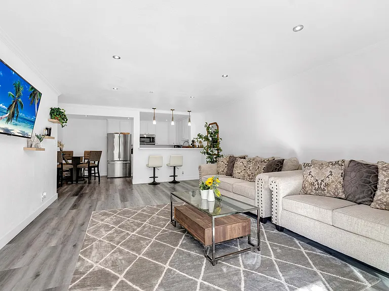 2500 Miramar Ave #203 — Photo 2