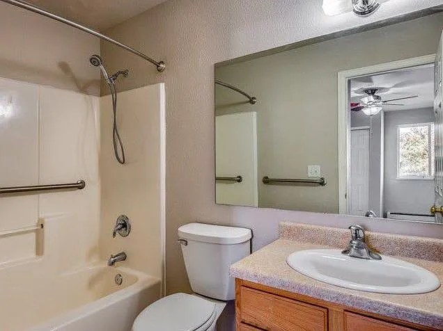 694 Bayberry Ct — Photo 10