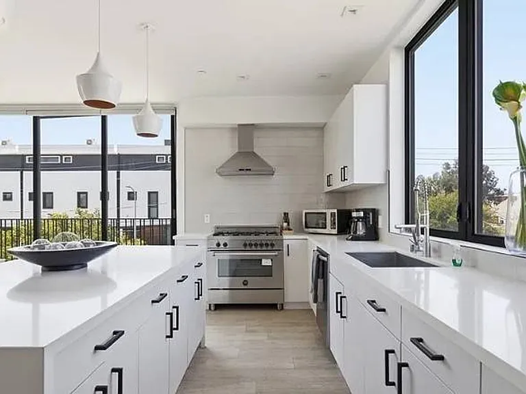 2432 Penmar Ave #201 — Photo 9
