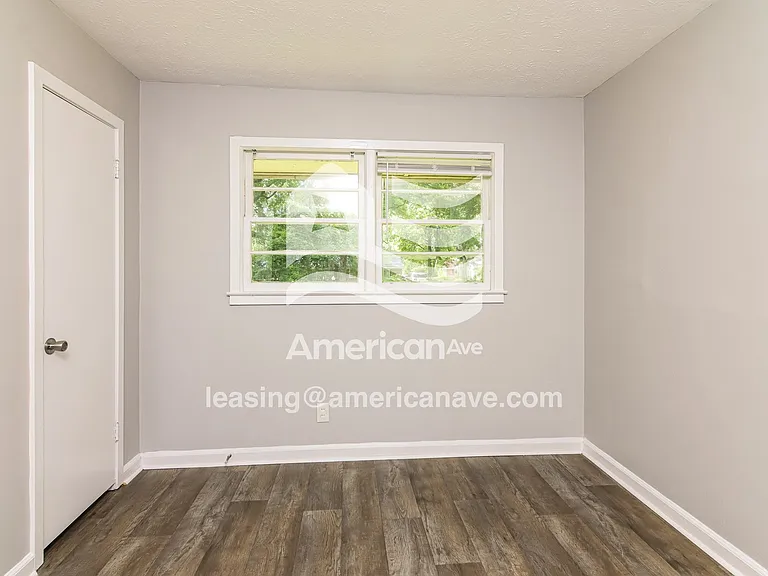 1072886_011_bedroom_11.jpg