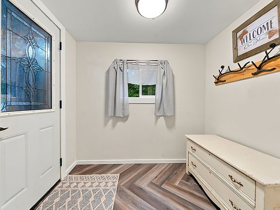 5th image of 905 University St