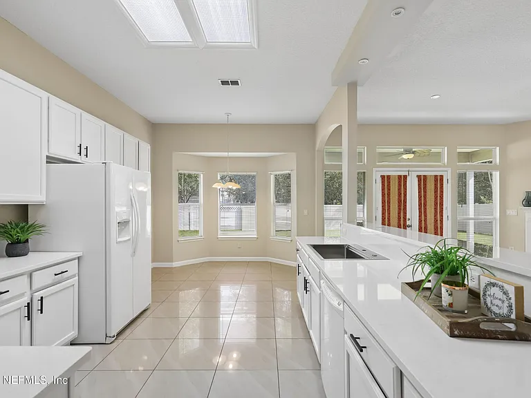 2070 Thornhill Dr — Photo 6