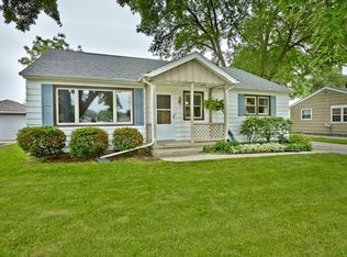 947 Silver Lake St, Oconomowoc, WI 53066