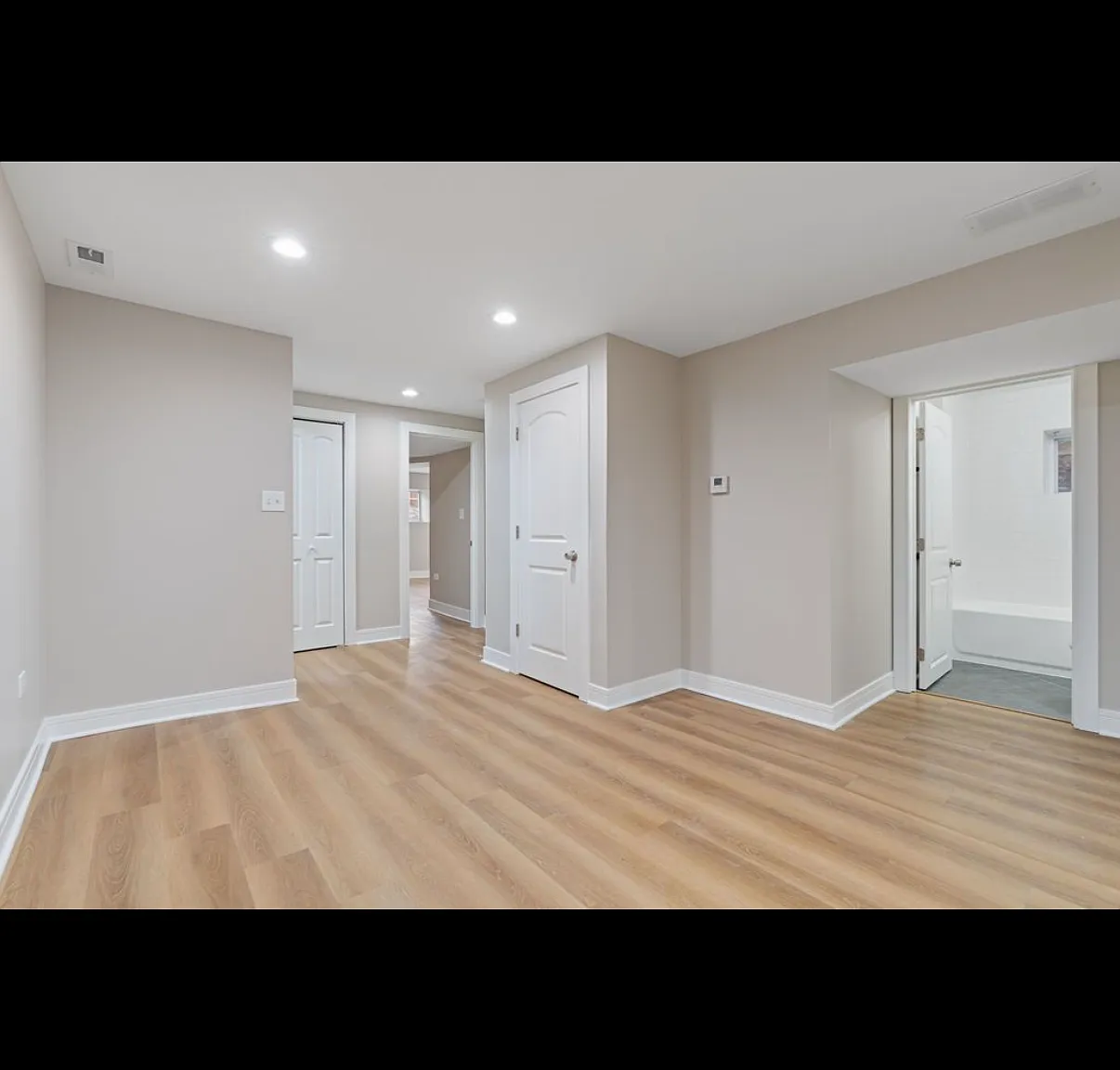 3 bed, 2000 sqft, $1,900 — Photo 4