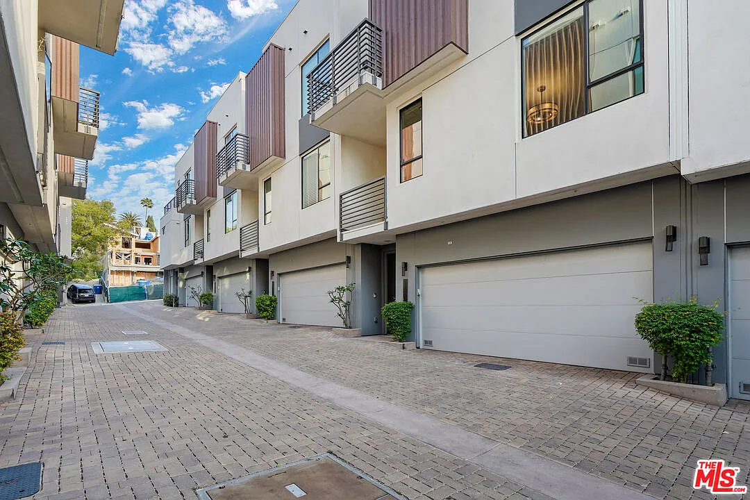 3 bed, 3.5 bath, 2184 sqft, $6,700 — Photo 2