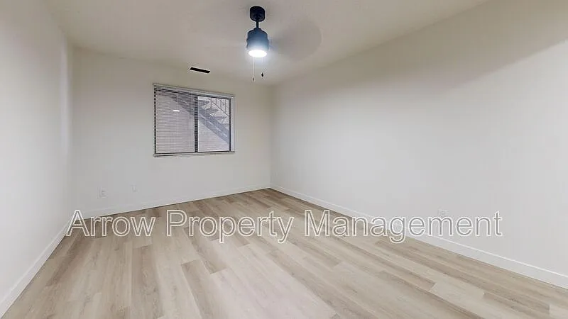 2 bed, 1.0 bath, 1100 sqft, $1,050 — Photo 2