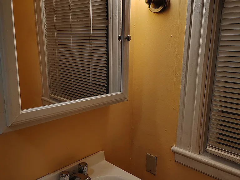 Sink/medicine cabinet/mirror