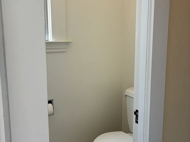 Hallway toilett