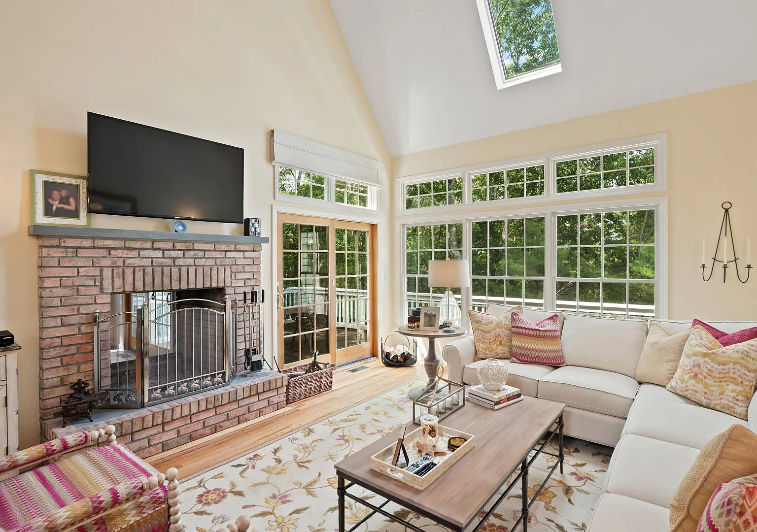 Acre of Landscaped Grounds, Entertainment Spaces on All Levels — Photo 4