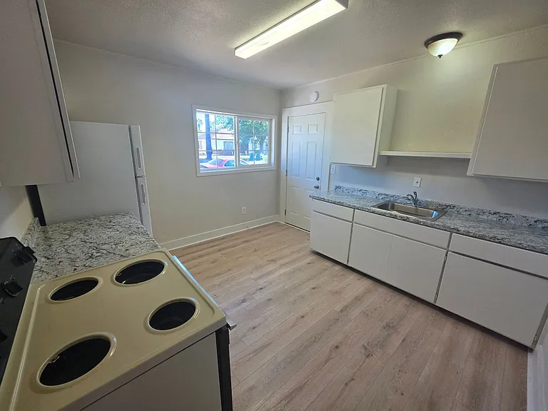 1223 Colusa St — Photo 6