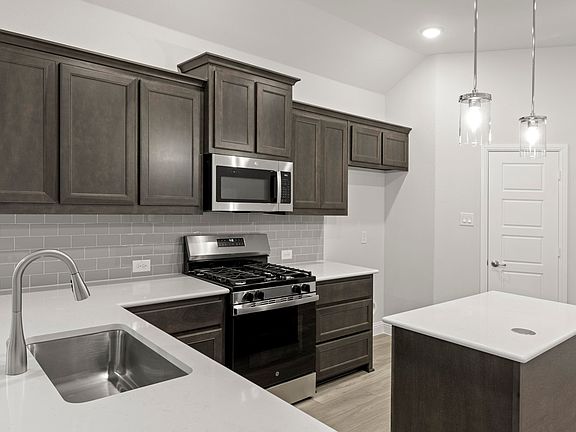 Statler one-story floor plan featuring 3 bedrooms, 2 bathrooms, open family and dining spaces, and a
