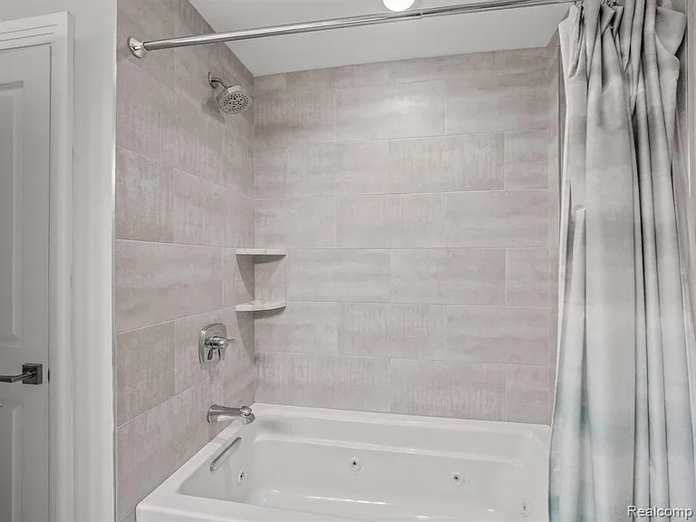 3511 Lakecrest Dr — Photo 45