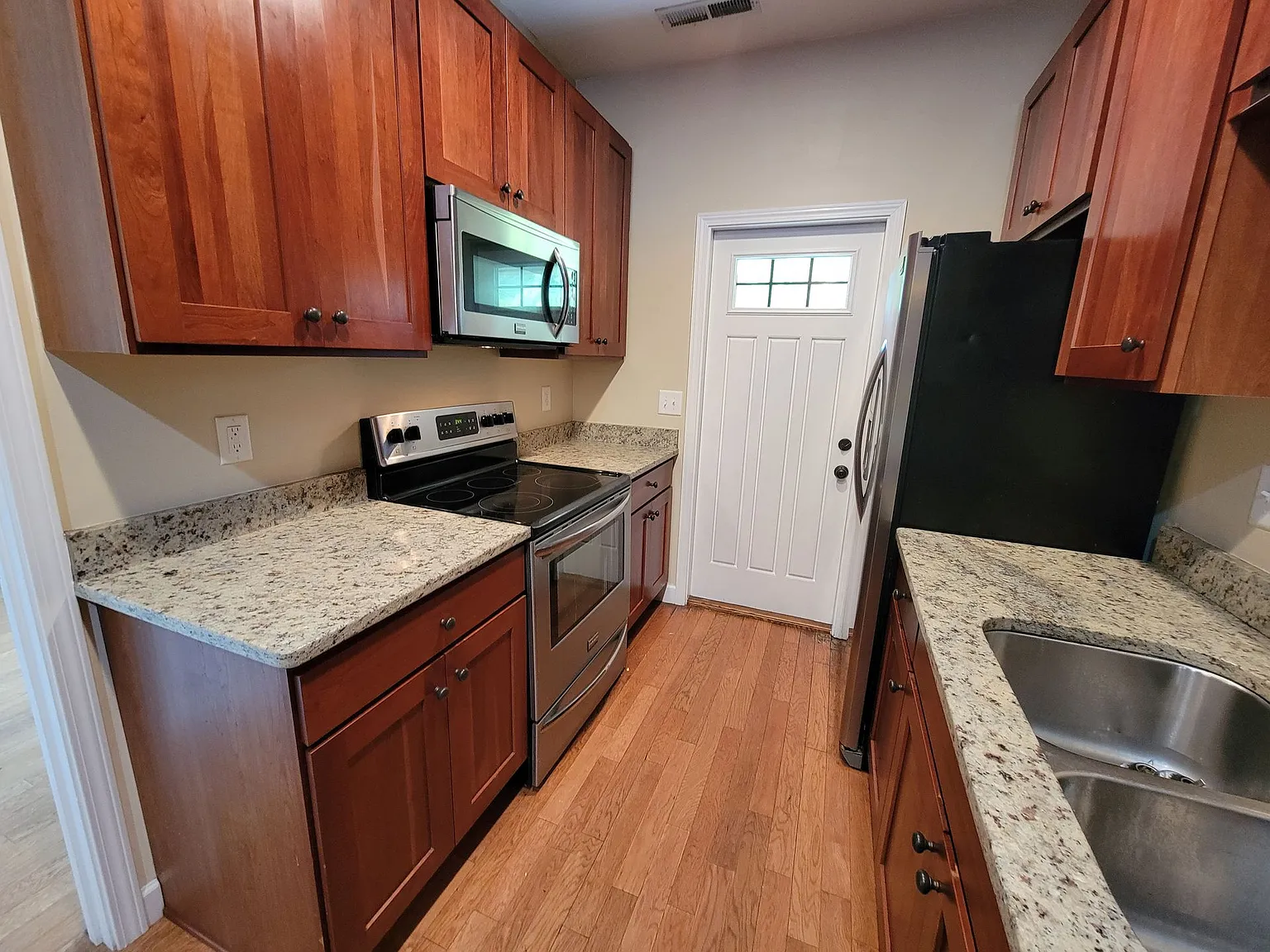 Forrest Edge Townhomes! - 4bd/4ba: Centrally Located! Upscale Student Living! — Photo 3