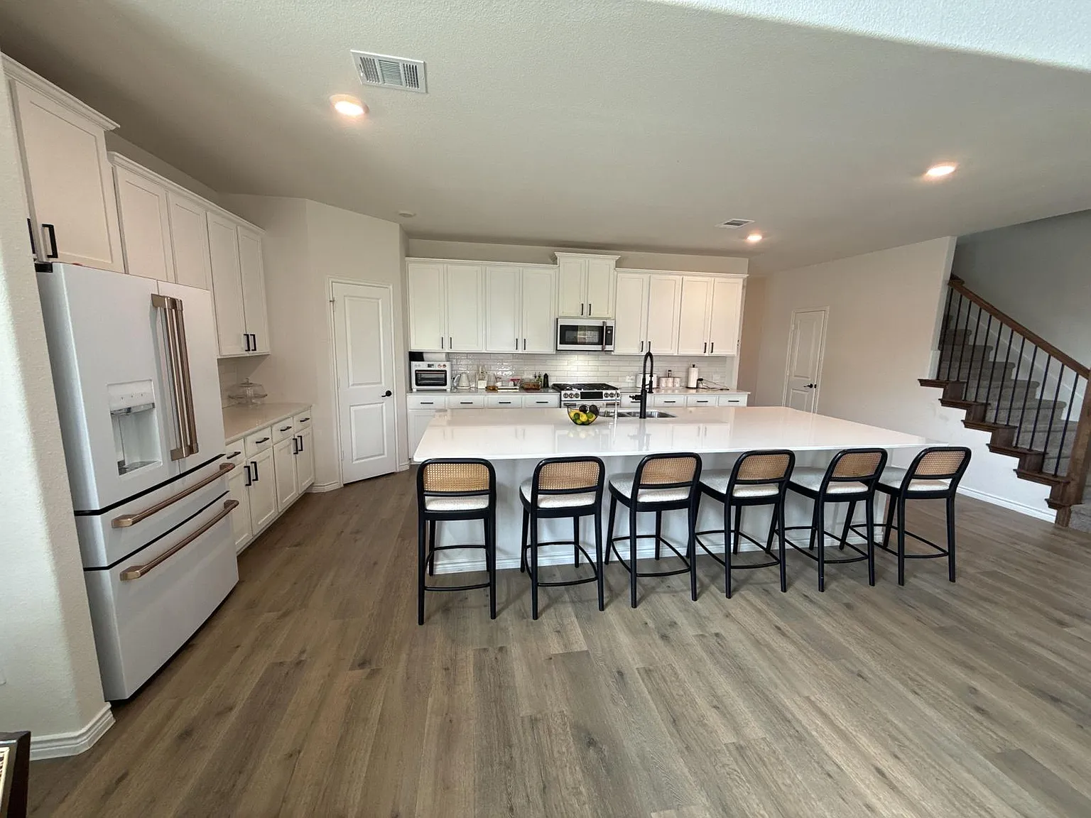 5 bed, 3160 sqft, $2,700 — Photo 4