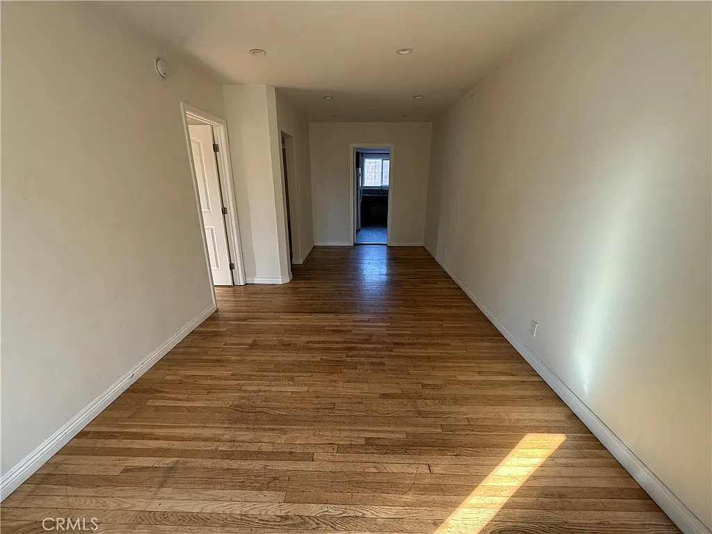 2 bed, 1000 sqft, $2,300 — Photo 2