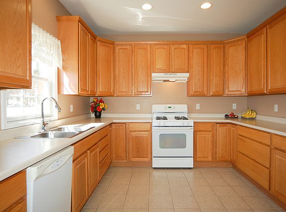 5th image of 1207 Fox Hollow Ct