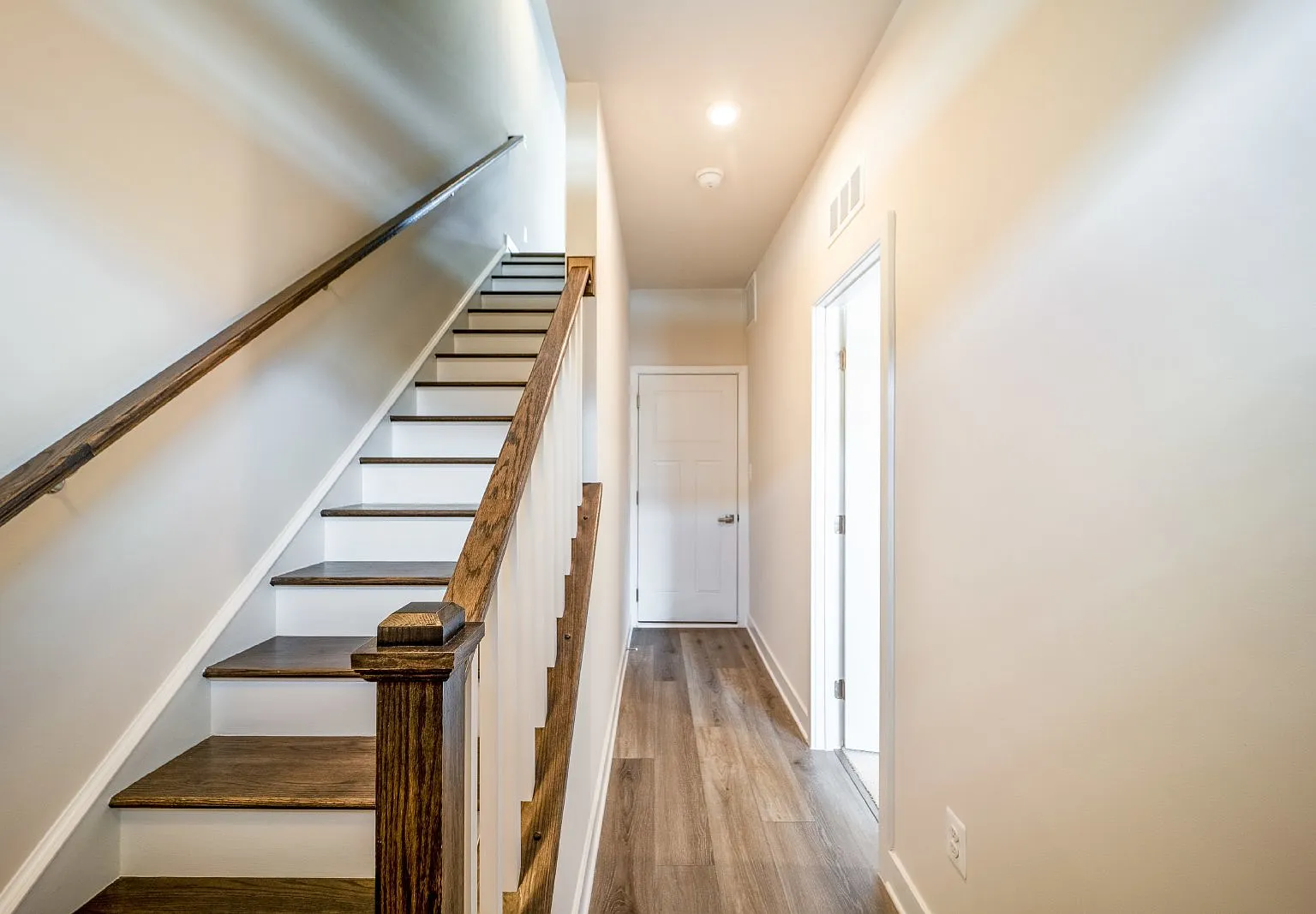 3 bed, 3.0 bath, 1664 sqft, $3,300 — Photo 2