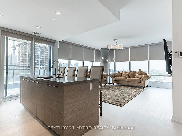 488 University Ave #2010 — Photo 1