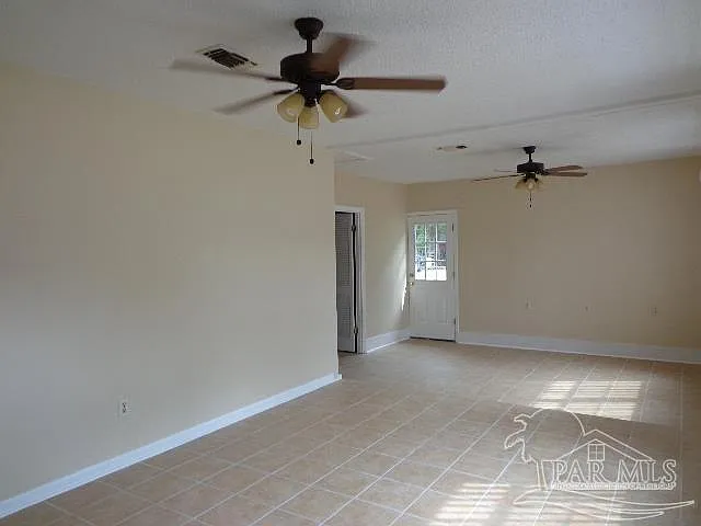 3 bed, 1430 sqft, $1,700 — Photo 4