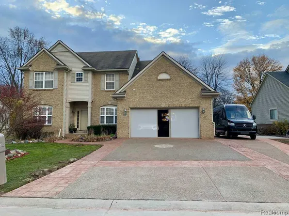26895 S Monroe Dr, Southfield, MI 48034