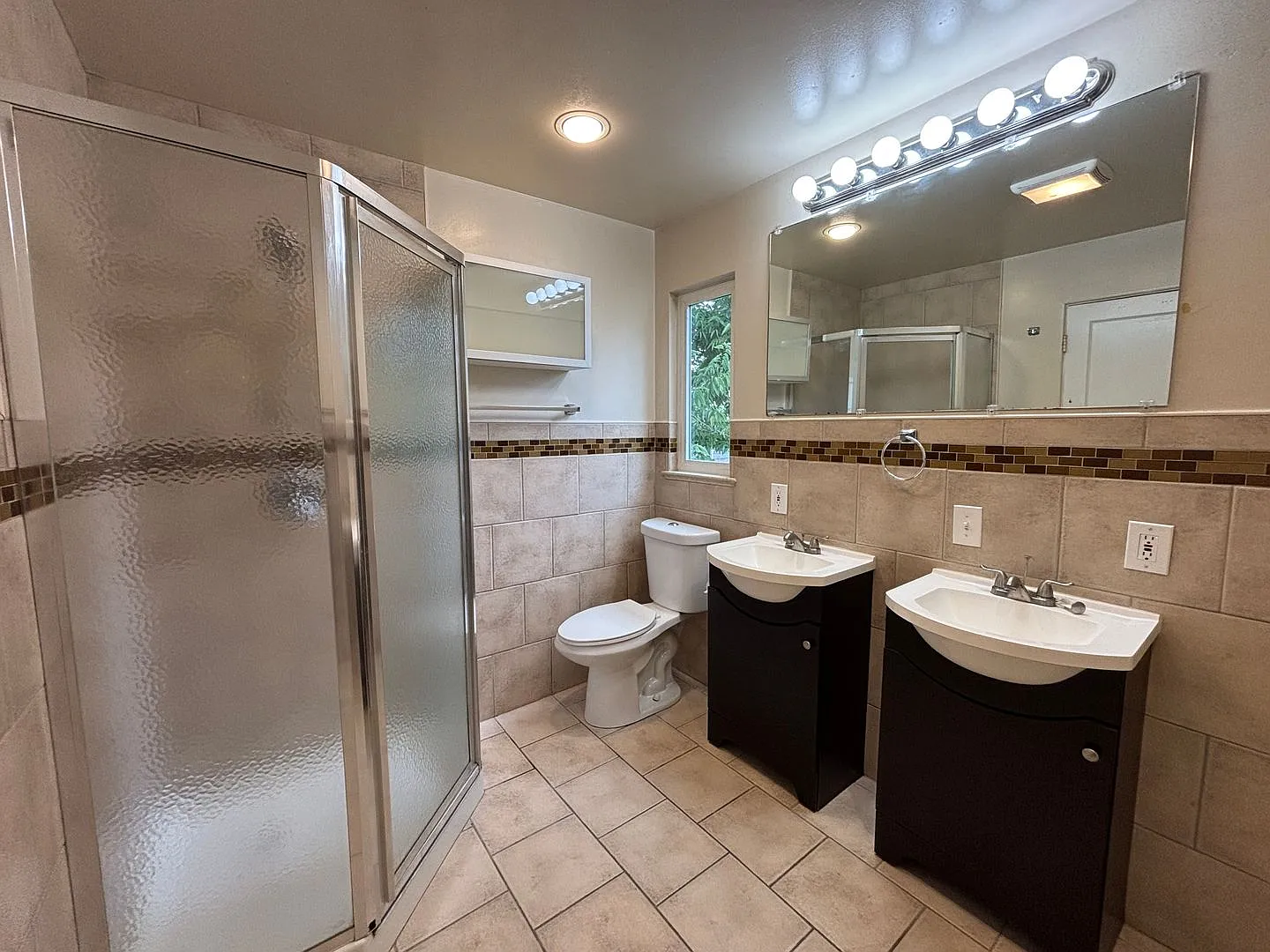 Spacious 3 Bed + Office, 2 Updated Baths Central Aurora — Photo 3
