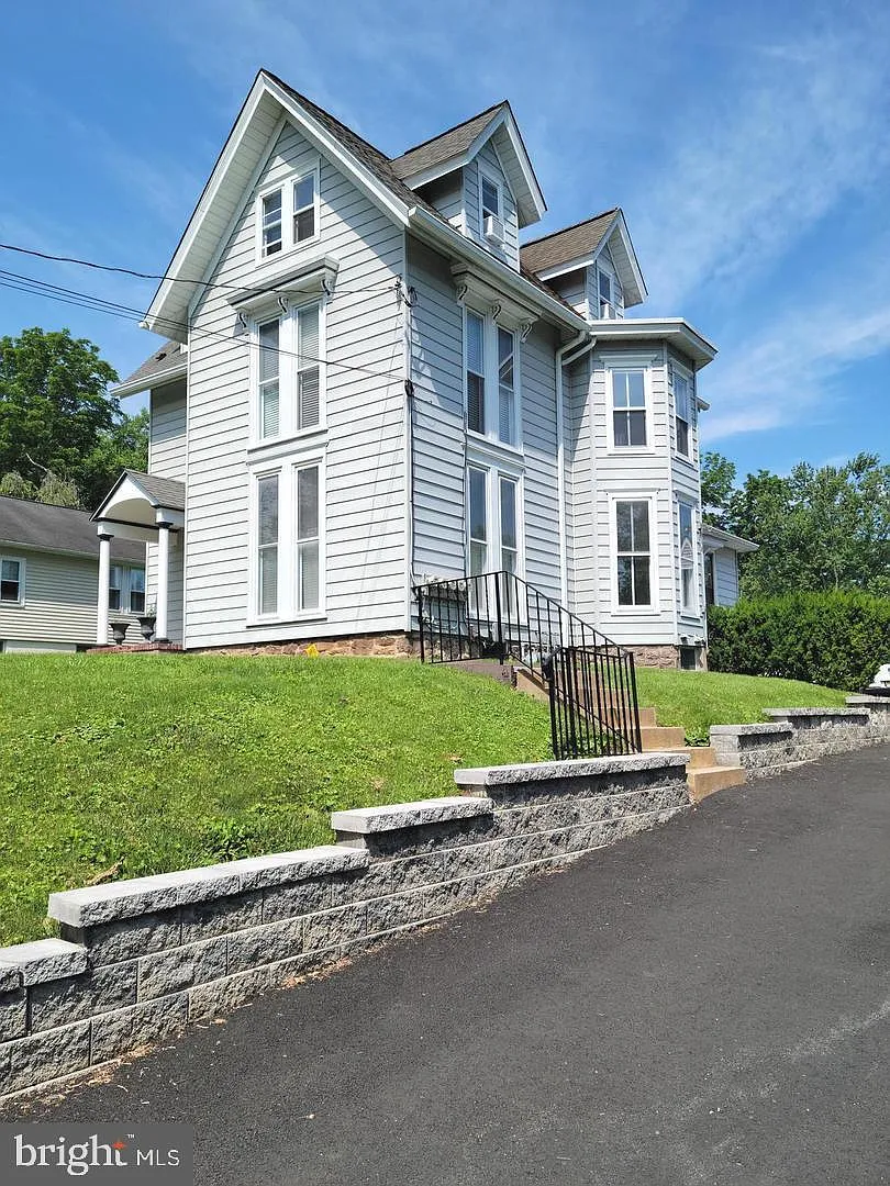 1 bed, 1.0 bath, 900 sqft, $2,100 — Photo 1