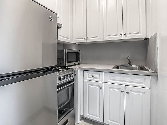 5th image of 4 Park Ave APT 22A