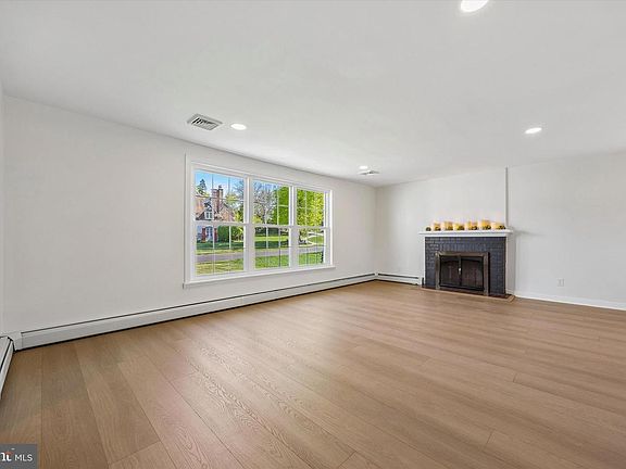 4th image of 1803 Harris Rd