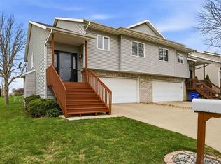 40 Shannon Dr, North Liberty, IA 52317