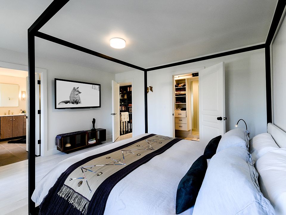 Upstairs King bedroom with Maxalto canopy bed