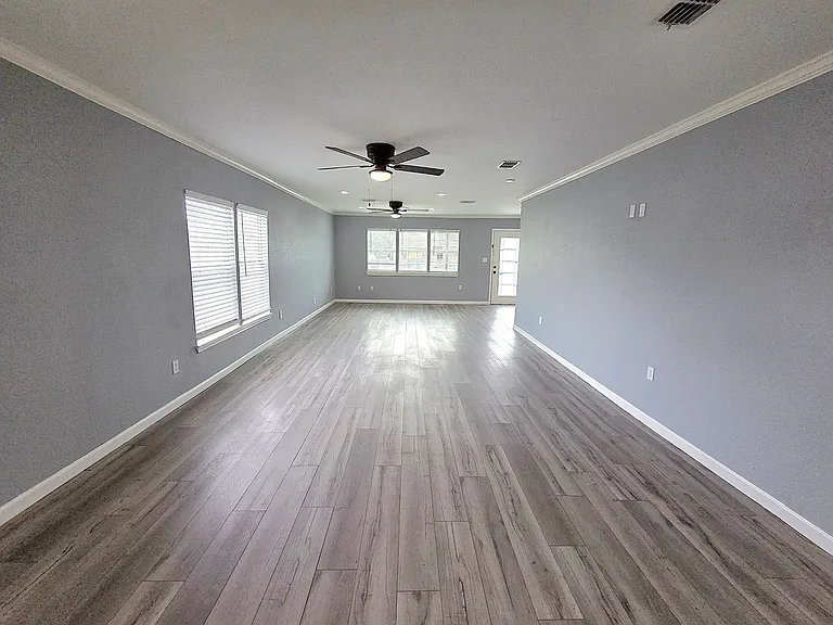 718 Lozano St — Photo 7