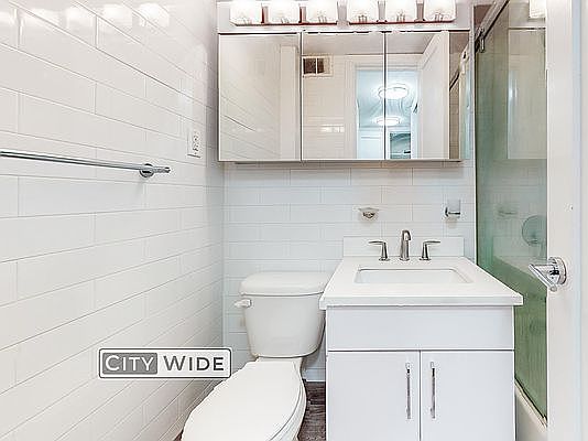 3rd image of 165 E 35th St APT 9G