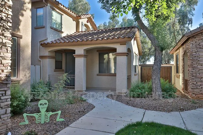 4 bed, 3.5 bath, 2102 sqft, $2,195 — Photo 2