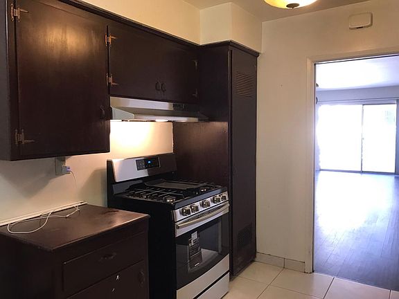 4th image of 516 1/2 S Eremland Dr