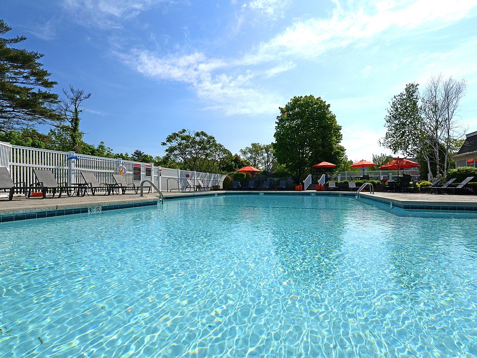 Resort Style Pool and Sun Deck