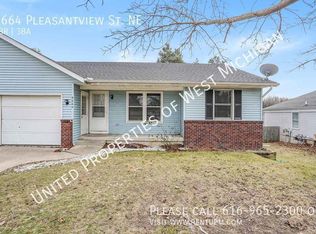 6664 Pleasantview St NE, Rockford, MI 49341