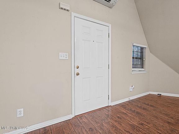 5th image of 1369 Peavine Rd