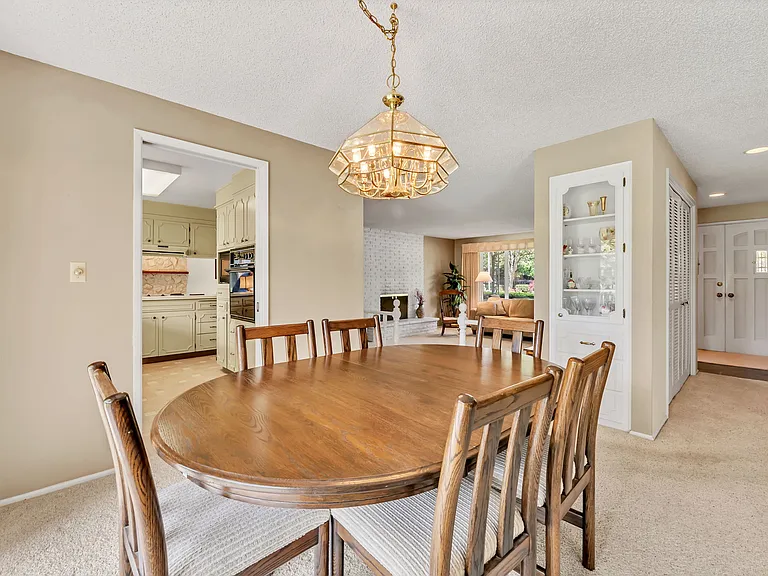 1922 Springhill Dr NW — Photo 5