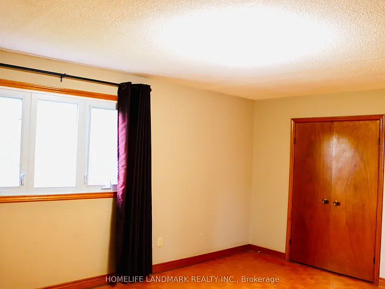 121 Harmonia Cres — Photo 35