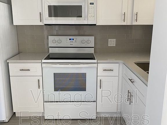 5th image of 4700 Cove Cir APT 205