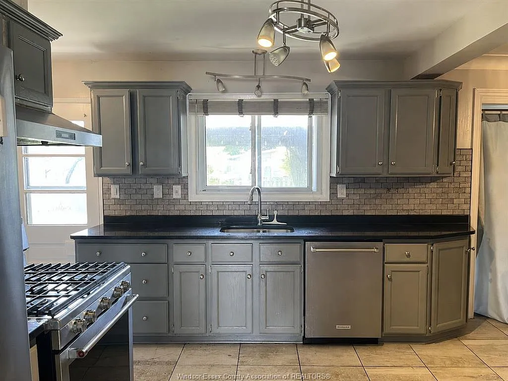 4 bed, $2,500 — Photo 4