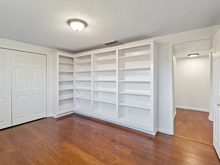 901 E Hearn Rd — Photo 21