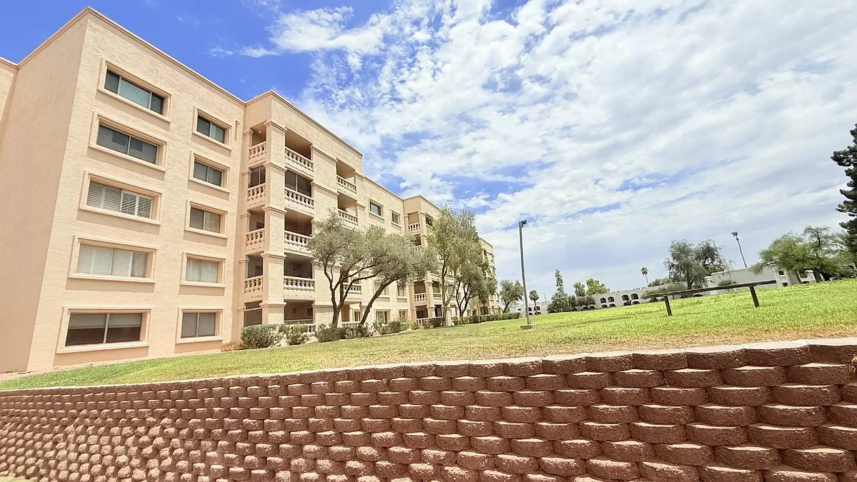 7910 E Camelback Rd — Photo 1