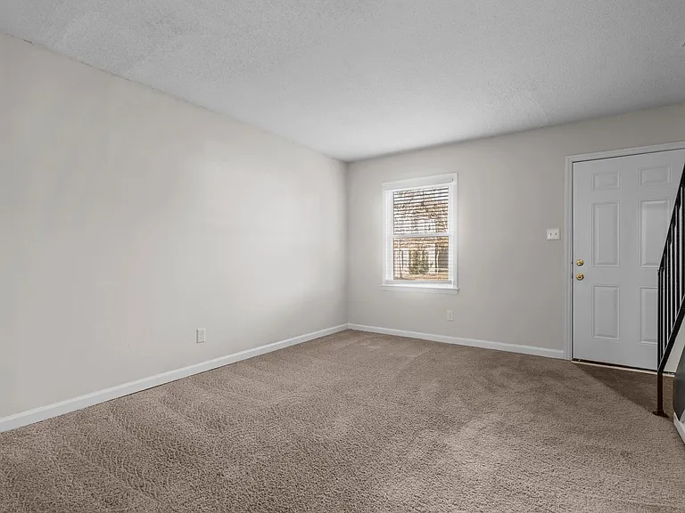 300 E McPherson Dr — Photo 4
