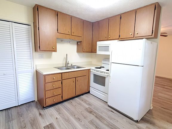 4th image of 210 Bolton Cir #2