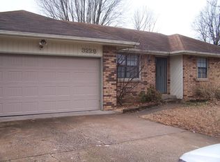 3228 W Village Ln, Springfield, MO 65807